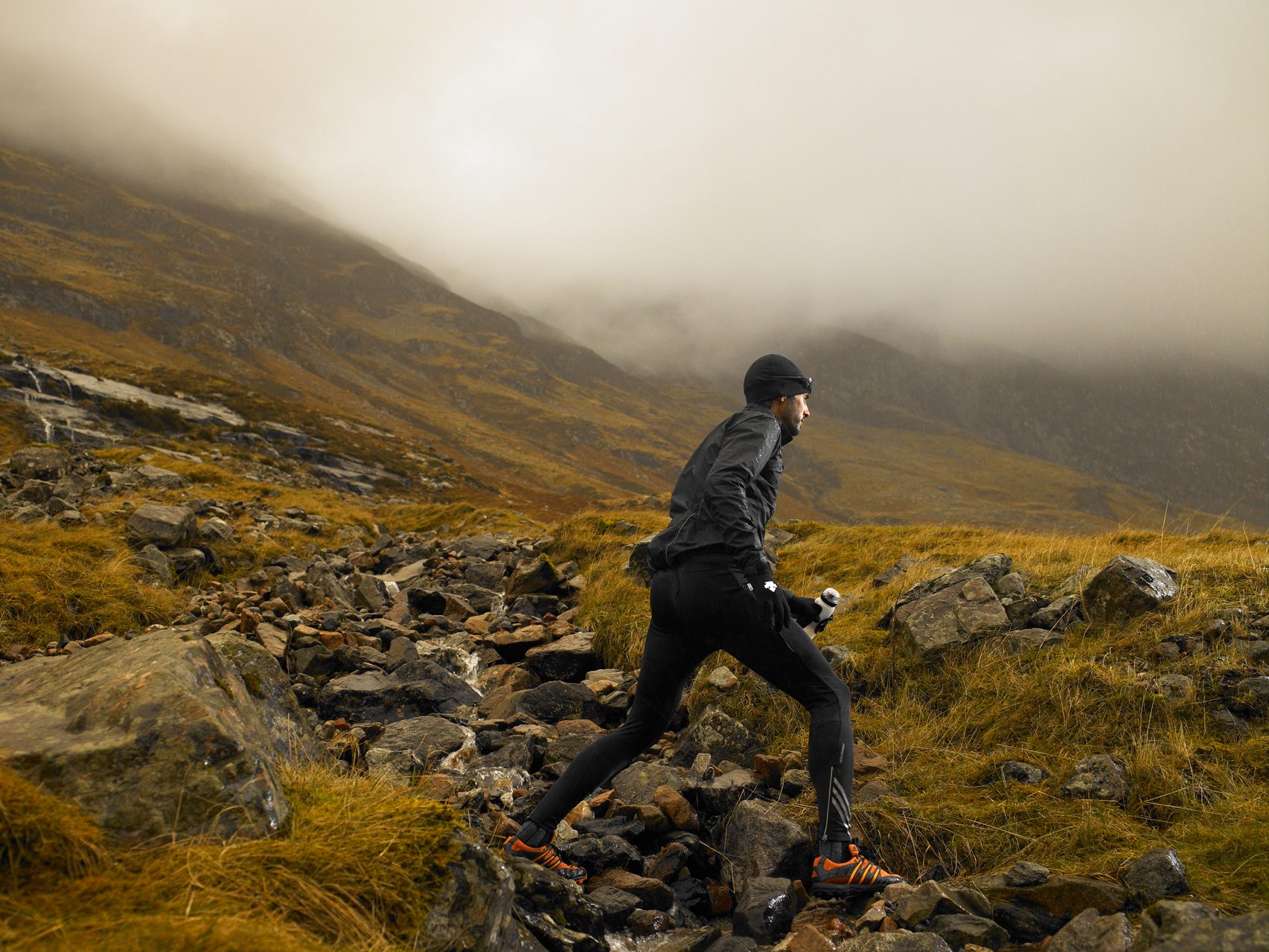 Намного назад. Бег назад. Man Mountain Mike. Run in Mountain. Hill Run in Scotland.